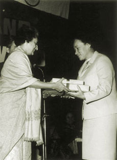 Индира Ганди вручает премию имени Дж.Неру Л.В.Шапошниковой