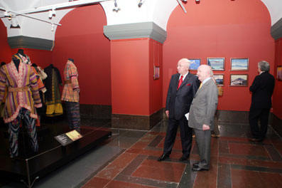 Директор Музея танца  доктор Эрик Нэслунд (справа) и  Чрезвычайный и Полномочный посол Российской Федерации в Королевстве Швеция А.М. Кадакин на выставке