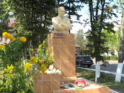 Памятник Юрию Николаевичу Рериху в Окуловке