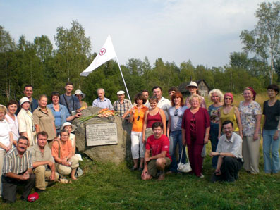 Участники экспедиции в с. Мшенцы  под знаменем Защиты Культуры