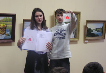 Вымпел со знаком Знамени Мира – подарок музею от школьников-краеведов