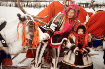 Ненецкая женщина с дочерью в нарядной одежде. День оленеводов на Ямале