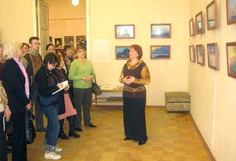 Экскурсию по выставке проводит зам. председателя Ярославского Рериховского общества И.М.Себелева